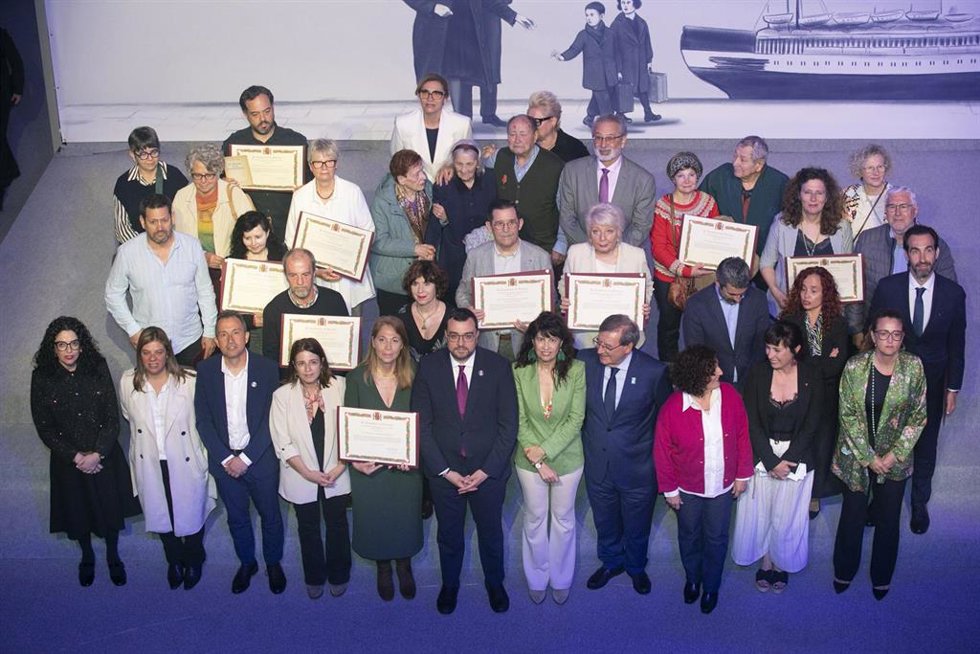 Foto de familia durante el acto institucional de homenaje al exilio republicano español, en el marco de los 50 años de Libertad en España, en la Cúpula del Centro Niemeyer, a 8 de mayo de 2025, en Avilés, Asturias (España). El acto, organizado por el Mi