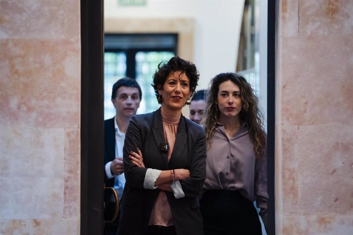 La ministra de Inclusión, Seguridad Social y Migraciones, Elma Saiz, tras la reunión bilateral con la comisaria europea de Empleo, Roxana Mînzatu, en la sede del Ministerio, a 8 de mayo de 2025, en Madrid (España). 