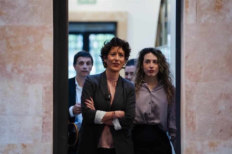 La ministra de Inclusión, Seguridad Social y Migraciones, Elma Saiz, tras la reunión bilateral con la comisaria europea de Empleo, Roxana Mnzatu, en la sede del Ministerio, a 8 de mayo de 2025, en Madrid (España). 