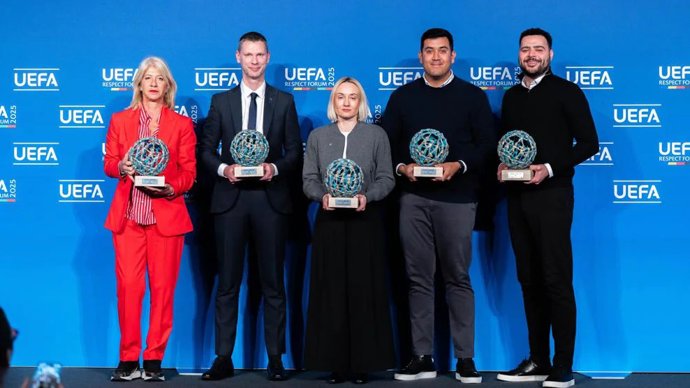 Los ganadores de los Premios FootbALL 2025 entregados por la UEFA.