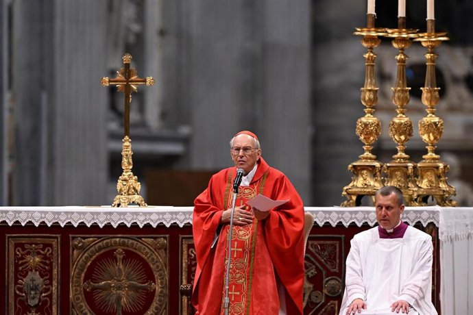 El cardenal Giovanni Battista Re en la misa "Pro Eligendo Romano Pontfice".