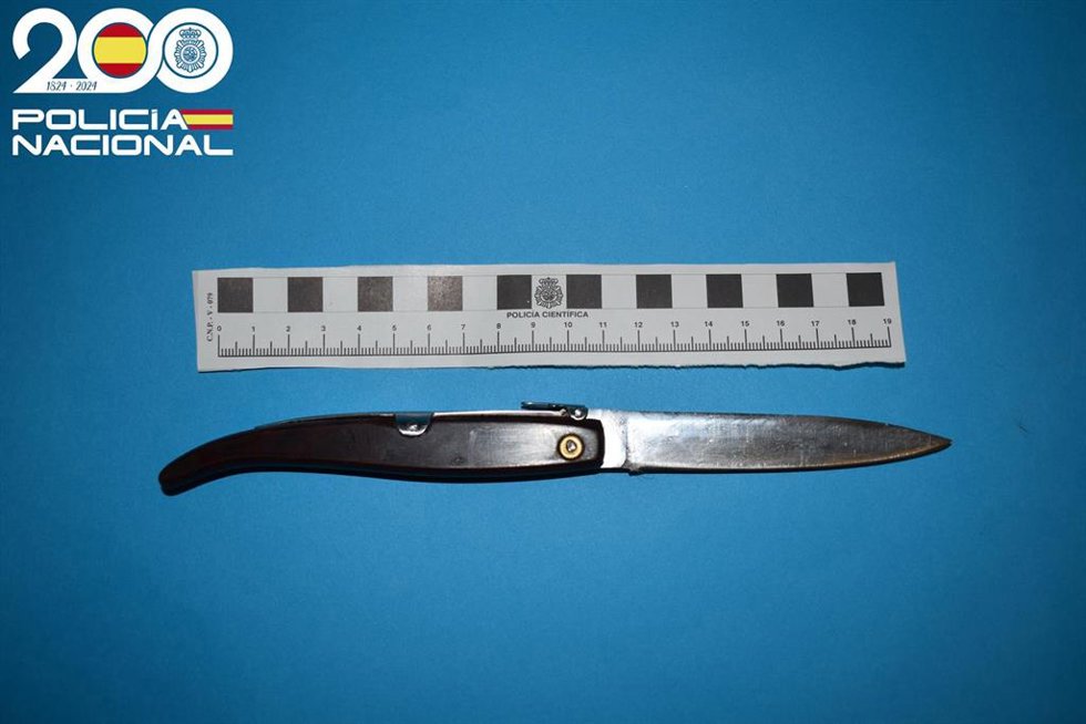 Navaja intervenida al detenido en Ibiza.