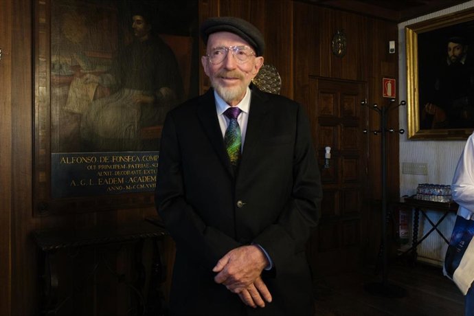 El Premio Nobel de Física 2017, Kip Thorne, posa para Europa Press antes de ofrecer una conferencia de prensa en el Salón de Rectoría del Colegio San Xerónimo