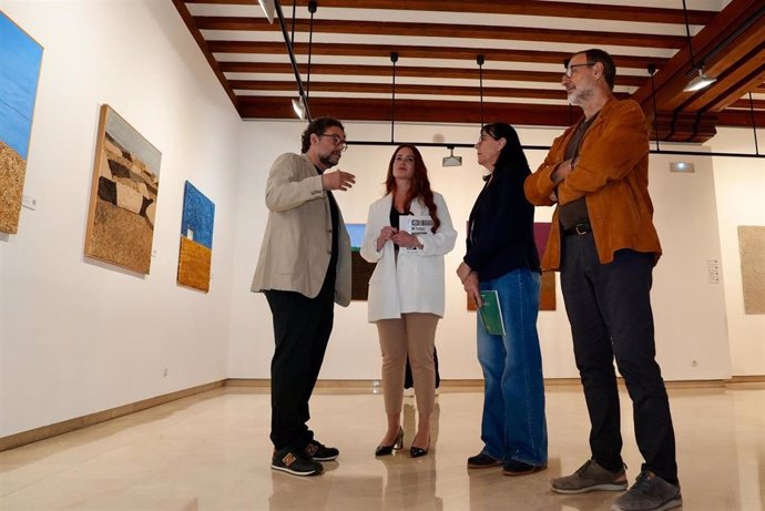 Iván Villapecellín cuelga en Valladolid 'Texturas del Tiempo', con obras en lienzo enriquecidas con material orgánico.