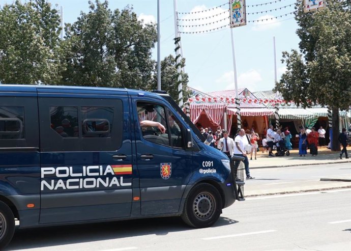 Un furgón de la policía Nacional patrulla por el Real de la Feria de Abril de Sevilla.