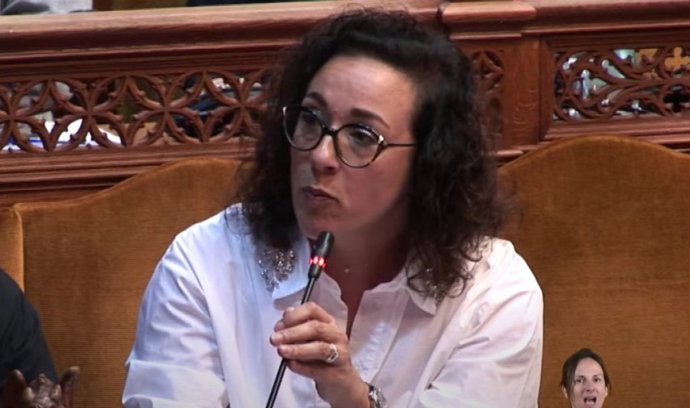La consellera socialista Jona Maria Adrover en el pleno.