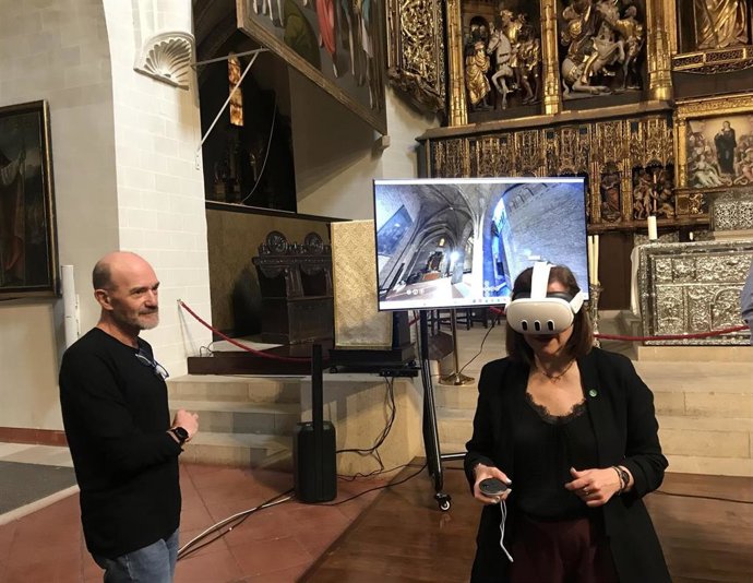 La consejera municipal de Cultura del Ayuntamiento de Zaragoza, Sara Fernández; el arqueólogo Municipal, José Juan Domingo, en la presentación del proyecto 3D de la iglesia de San Pablo