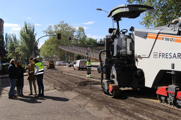 Visita de la alcaldesa y el concejal de Urbanismo y Obras a las obras de asfaltado.