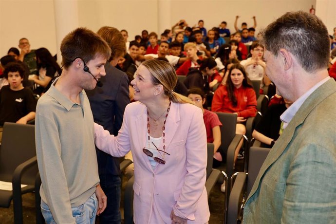 La presidenta del Govern, Marga Prohens, saluda al triatleta Nil Riudavets.