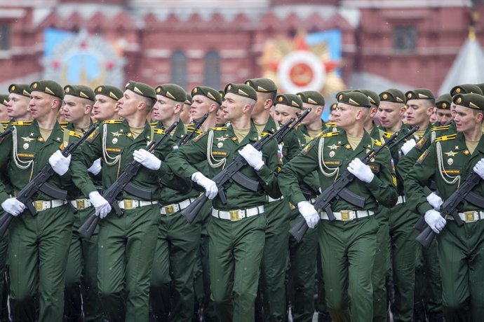 Archivo - MOSCOW, May 9, 2024  -- Servicemen march during the Victory Day military parade, which marks the 79th anniversary of the Soviet victory in the Great Patriotic War, Russia's term for World War II, on Red Square in Moscow, Russia, May 9, 2024.
