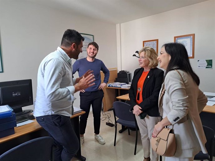 La delegada territorial de Empleo, Empresa y Trabajo Autónomo, Carmen Sánchez Sierra, y el alcalde de Guaro, José Antonio Carabantes, la responsable del Área Territorial de Empleo de Valle del Guadalhorce, Mónica Carrasco Rueda.