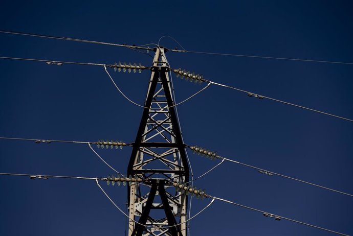 Archivo - Imagen de archivo de una torre eléctrica