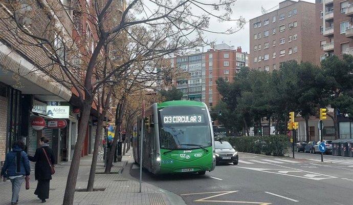 Archivo - Nuevo autobús circular de Zaragoza.