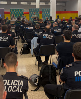 Agentes municipales y de la Guardia Civil participan en una jornada sobre bienestar animal.