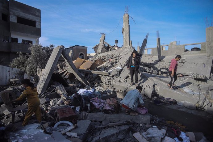 Archivo - Arquivo - Bombardeio israelense no campo de refugiados de Nuseirat, na região central da Faixa de Gaza