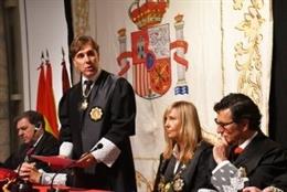 Manuel Luna se dirige a los asistentes.A su lado, la presidenta del TS y del CGPJ, Isabel Perelló