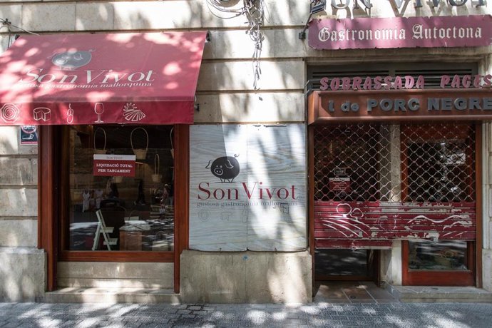 Archivo - Un comercio de ropa al lado de una tienda de sobrassada en una calle de Palma de Mallorca, a 16 de abril de 2024, en Palma de Mallorca, Mallorca, Baleares (España).