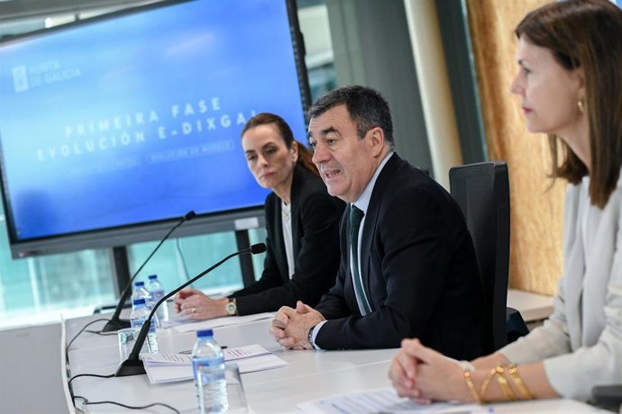 O conselleiro de Educación, Ciencia, FP e Universidades, Román Rodríguez, e a directora xeral de Ordenación e Innovación Educativa, Judith Fernández, en rolda de prensa.