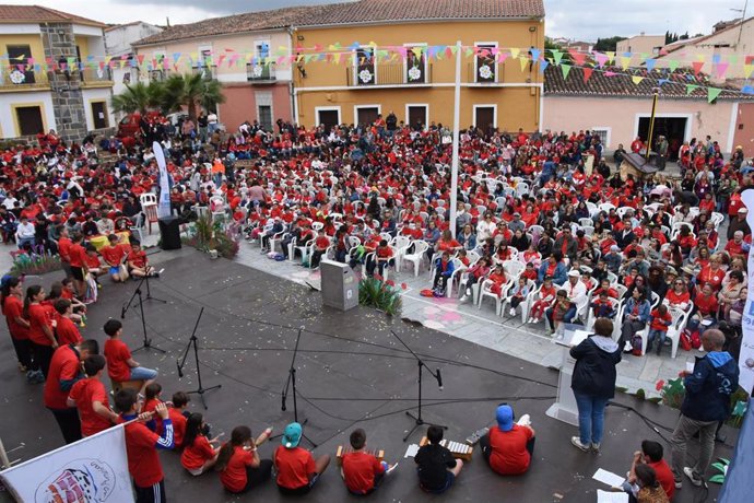 Más de 1.300 personas disfrutan en Aldeacentenera de la Geoconvivencia escolar del Geoparque Villuercas Jara