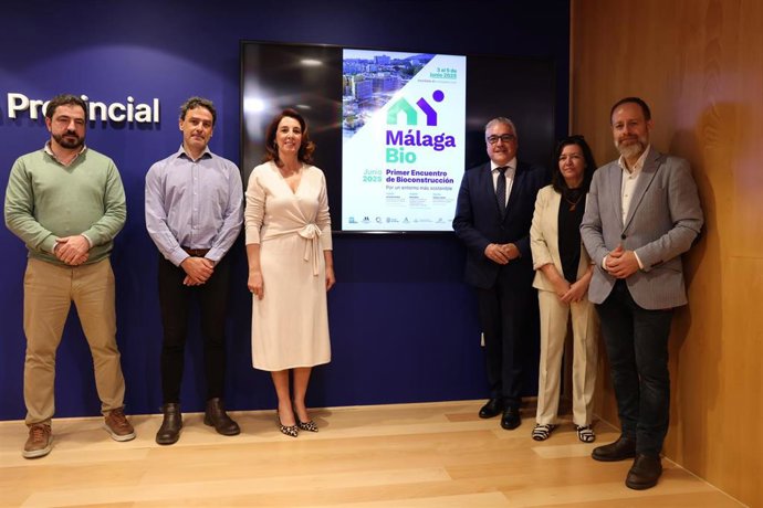 La diputada de Ciudadanía y Equilibrio Territorial, Antonia Ledesma, ha presentado este encuentro junto a representantes de la Junta, Cesefor, Colegio de Arquitectos, Centro de Empresas de Negocio Inmobiliarios de CaixaBank y Fundación 'la Caixa'.