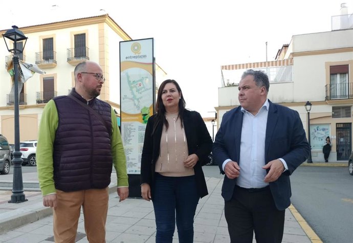 El delegado de Empleo, Juan Carlos Duarte, en su visita a la Palma del Condado donde ha mantenido un encuentro informativo con su alcaldesa, Rocío Moreno, y representantes de la Asociación Centro Comercial Abierto "Entreplazas".