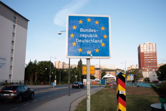 08 May 2025, Frankfurt an der Oder: A sign reading "Federal Republic of Germany" surrounded by EU stars stands in front of a border post in German national colors at the German-Polish border crossing Stadtbruecke. Hours after taking office, Interior Minis