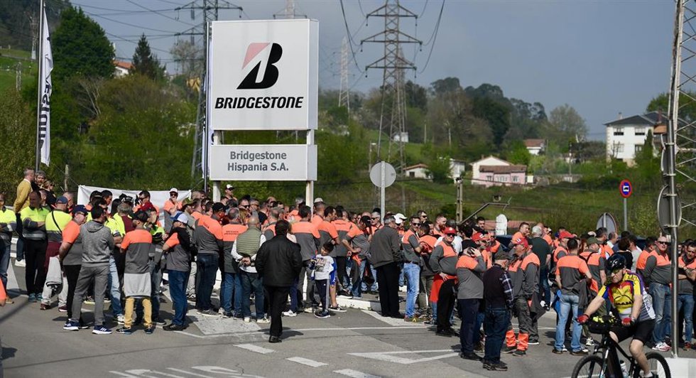 Decenas de personas durante la manifestación de la plantilla de Bridgestone en la jornada de huelga por el ERE, a 8 de abril de 2025, en Reocín