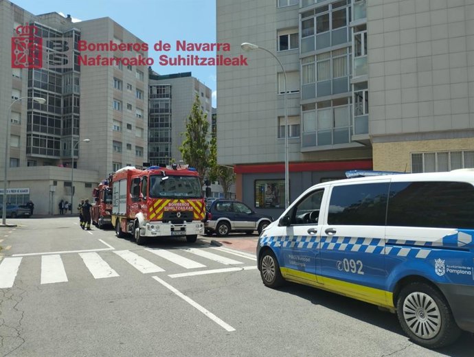 Los bomberos y la Policía Municipal de Pamplona en el lugar del incendio.