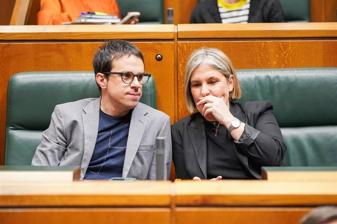 Archivo - El líder de EH Bildu en el Parlamento Vasco, Pello Otxandiano, y la portavoz de EH Bildu en el Parlamento Vasco, Nerea Kortajarena