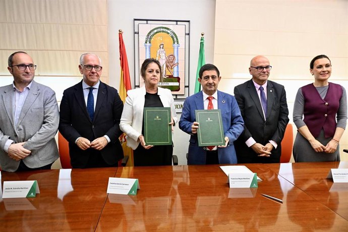 Catalina García y Francisco Reyes muestran los convenios firmados