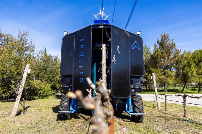 Robot d'Astibot a les vinyes de Família Torres