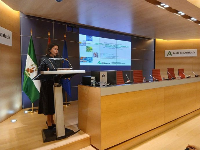 La delegada de Fomento, Articulación del Territorio y Vivienda de la Junta en Almería, María Dolores López, durante su intervención en las Jornadas.