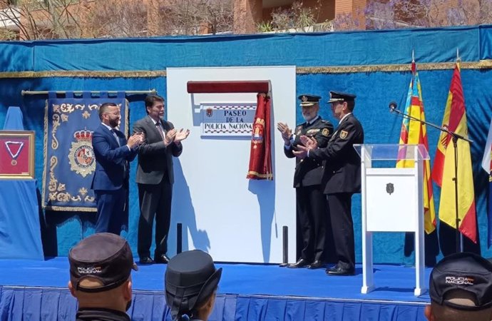 Alicante homenajea a la Policía Nacional en su bicentenario con un paseo en Gran Vía Sur