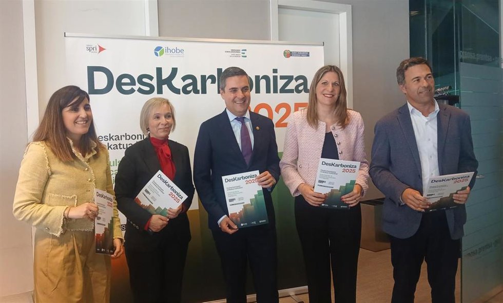 Presentación del plan Deskarboniza con la presencia del consejero Mikel Jauregi y los diputados Saray Zárate, Ainara Basurko y Unai Andueza en el BEC.