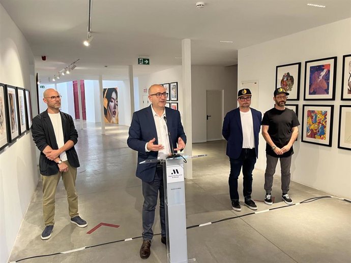 El diputado de Cultura, Manuel López Mestanza, ha presentado la muestra junto a los comisarios de RAMA: David Burbano, fundador y director de LCAmálaga, y Roy Laguna, director artístico