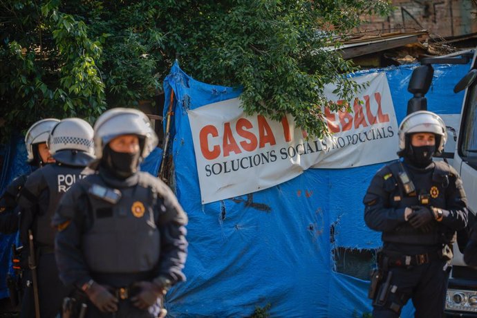 Agents de la Guàrdia Urbana i els Mossos d'Esquadra durant el desallotjament