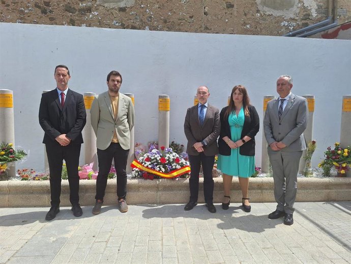 El delegado del Gobierno en Aragón, Fernando Beltrán, conmemora en Leciñena el Día del Exilio