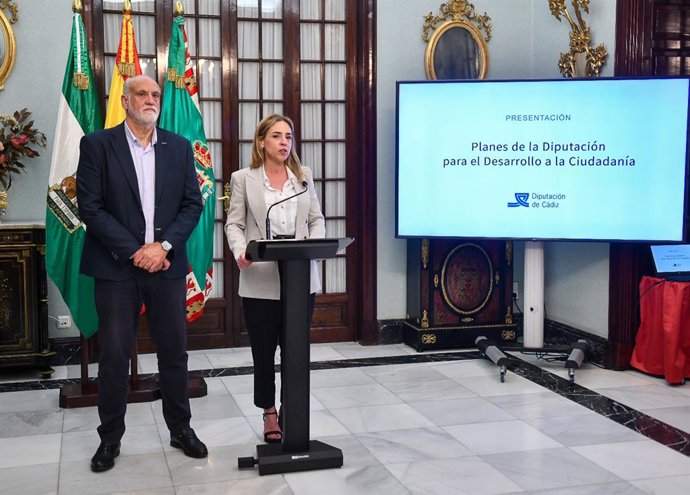 La presidenta de la Diputación de Cádiz, Almudena Martínez, y el vicepresidente segundo de la Diputación, Javier Vidal, presentan el Plan Estratégico del Área de Desarrollo a la Ciudadanía,