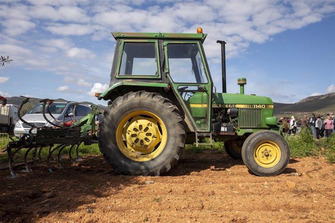 Archivo - Imagen de archivo de un tractor 