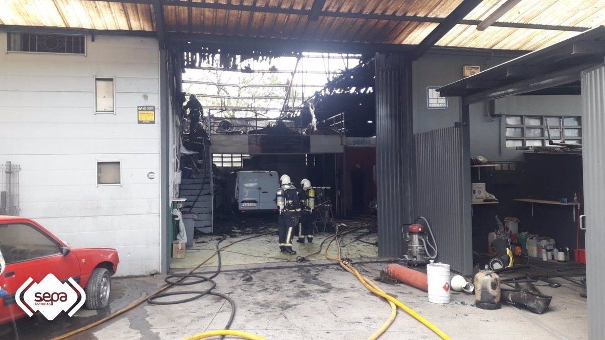 Los bomberos logran controlar un incendio en un taller de automoción en Noreña