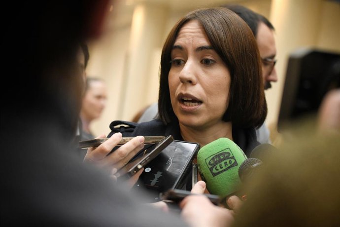 Archivo - Arxiu - La ministra de Ciència, Innovació i Universitats i secretària general del PSPV-PSOE, Diana Morant, atén als mitjans de comunicació. Imatge d'arxiu.