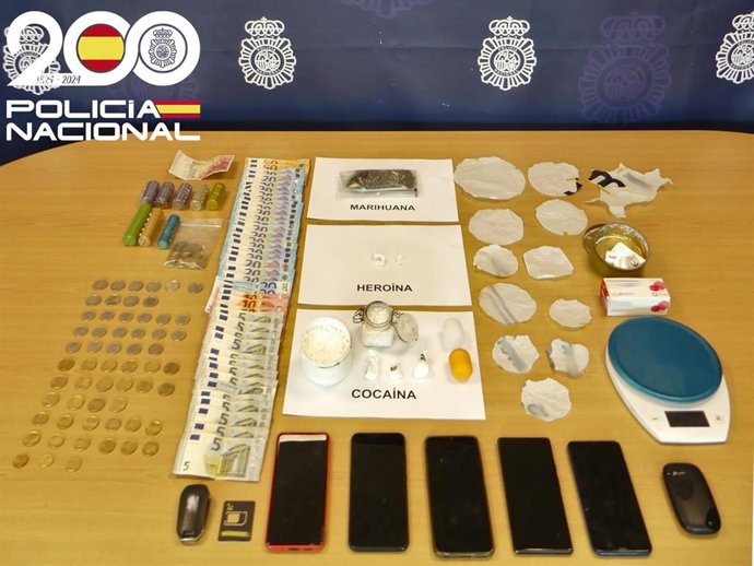 Estupefacientes y objetos intervenidos a los detenidos.