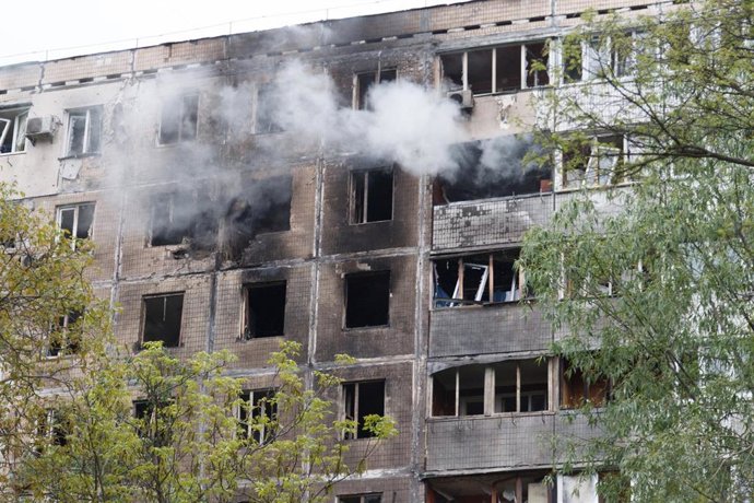 Una columna de humo sale de un edificio tras un ataque en Kiev, capital de Ucrania