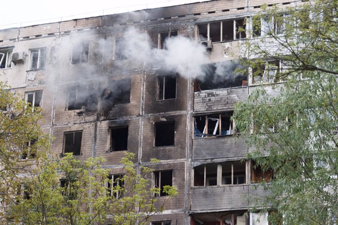 07 de maio de 2025, Ucrânia, Kiev: A fumaça sobe de um bloco de apartamentos incendiado e danificado pela queda de um drone russo. Foto: -/Ukrinform/dpa
