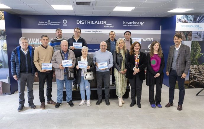 La directora general Basterra, personal de Nasuvinsa y ENGIE España, junto a representantes de las entidades y comunidades vecinales que se han conectado a la Red de Calor de Txantrea