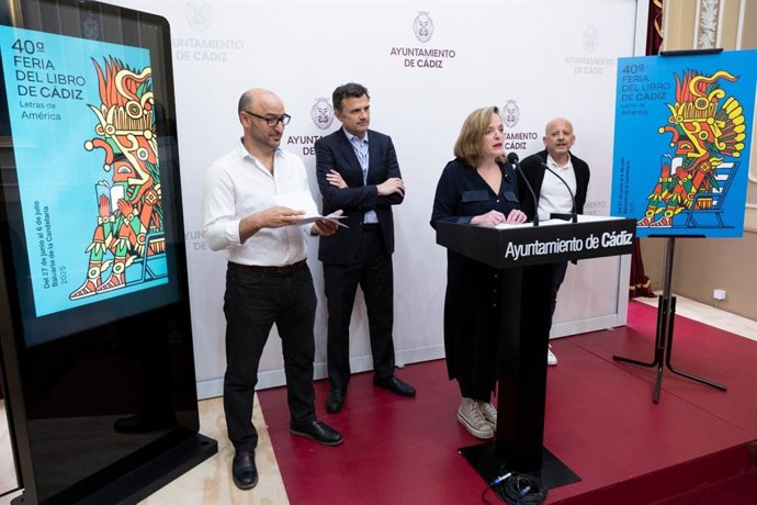 La teniente de alcalde de Cultura en el Ayuntamiento de Cádiz, Maite González, junto al alcalde de Cádiz, Bruno García, en la presentación de la 40 Feria del Libro.