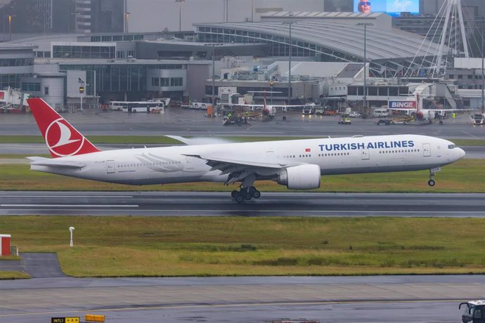 Un avión de la aerolínea turca en el momento del despegue.