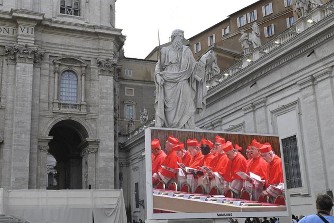 Una pantalla muestra imágenes de los cardenales antes de comenzar el Cónclave a puerta cerrada en la Capilla Sixtina, a 7 de mayo de 2025, en Ciudad de Vaticano (Vaticano). 