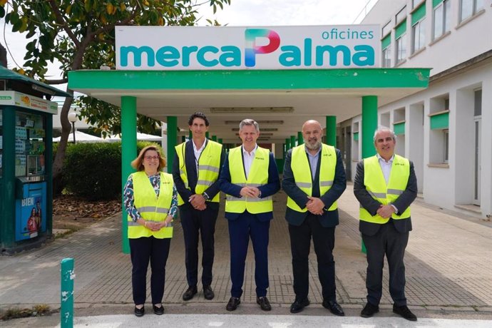 El alcalde de Palma, Jaime Martínez, y el presidente de Mercados Centrales de Abastecimiento (Mercasa), José Miñones, en la visita a MercaPalma.