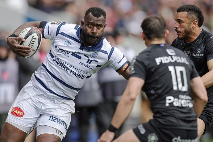 FILED - 26 April 2025, France, Toulouse: Josaia Raisuqe (L) runs with the ball during the rugby match between Stade Toulousain Rugby (Toulouse) and Castres Olympique at the stadium in Toulouse. The French rugby player and Olympic participant Josaia Raisuq